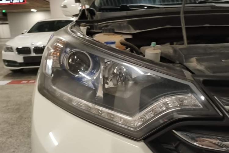 Used Dongfeng Aeolus AX7 2016 2.0L Manual Zhiyi Trim Right Front Headlight