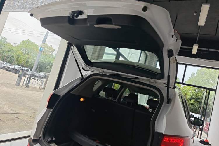 Used Dongfeng Aeolus AX7 2016 2.0L Automatic Zhiyi Trim Trunk