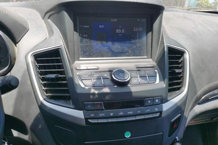 Used Dongfeng Aeolus AX7 2018 Classic 1.6T Automatic Elite Model Audio And AC Panel