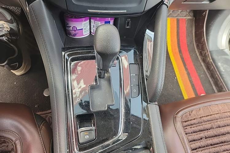 Used Dongfeng Aeolus AX7 2018 Classic 1.6T Automatic Luxury Model Gear Lever