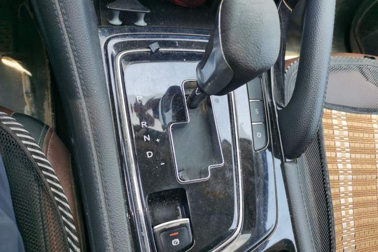 Used Dongfeng Aeolus AX7 2018 Classic 1.6T Automatic Elite Model Gear Lever