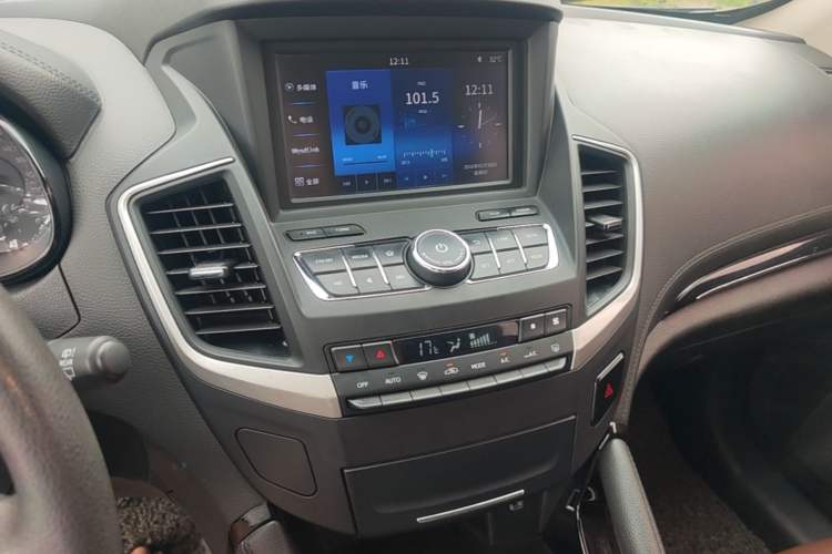 Used Dongfeng Aeolus AX7 2018 Classic 1.6T Automatic Elite Model Audio And AC Panel