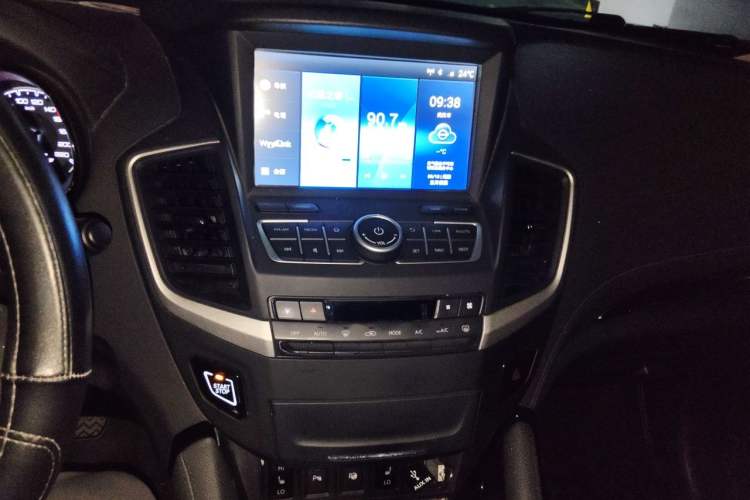 Used Dongfeng Aeolus AX7 2018 Classic 1.6T Automatic Prestige Model Audio And AC Panel