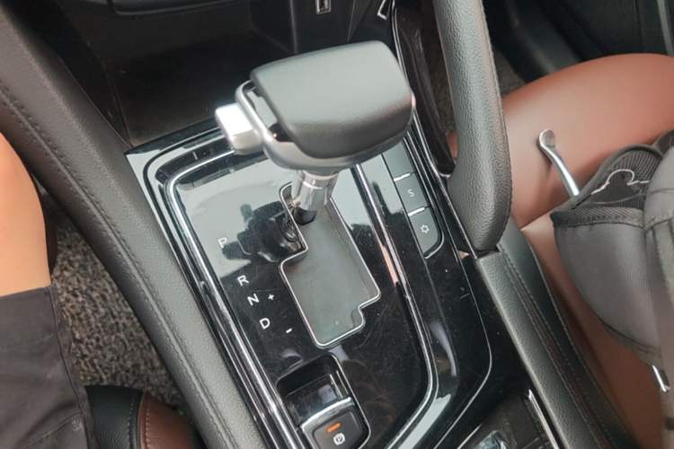 Used Dongfeng Aeolus AX7 2018 Classic 1.6T Automatic Elite Model Gear Lever