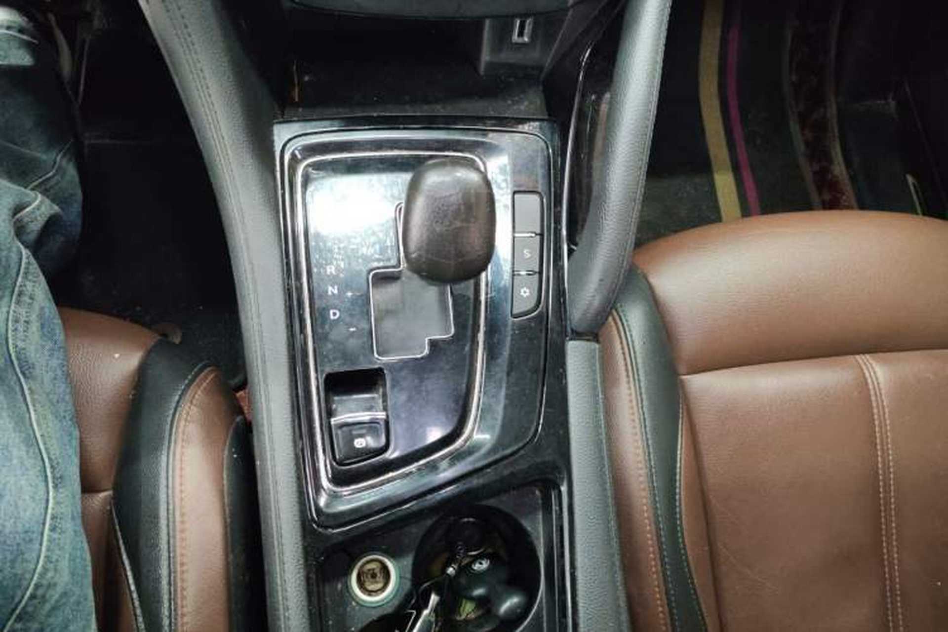 Used Dongfeng Aeolus AX7 2018 Classic 1.6T Automatic Luxury Model Gear Lever