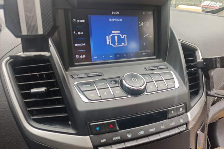 Used Dongfeng Aeolus AX7 2018 Classic 1.6T Automatic Luxury Model Audio And AC Panel