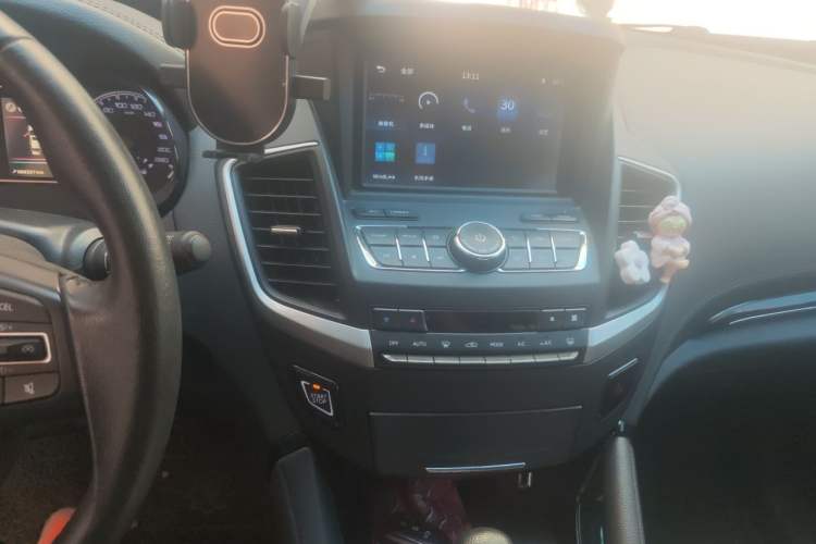 Used Dongfeng Aeolus AX7 2018 Classic 1.6T Automatic Luxury Model Audio And AC Panel