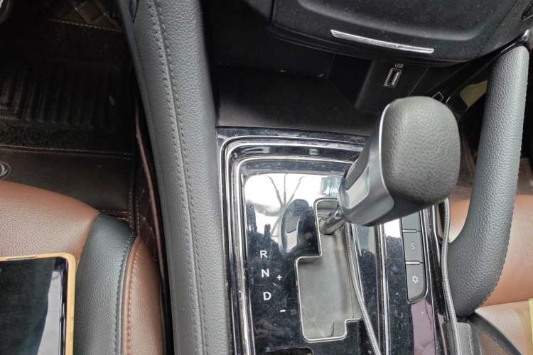Used Dongfeng Aeolus AX7 2018 Classic 1.6T Automatic Luxury Model Gear Lever