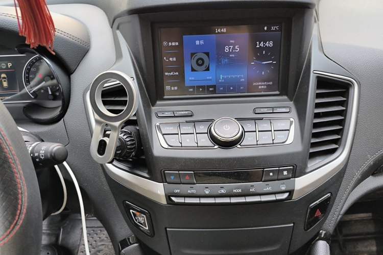 Used Dongfeng Aeolus AX7 2018 Classic 1.6T Automatic Luxury Model Audio And AC Panel
