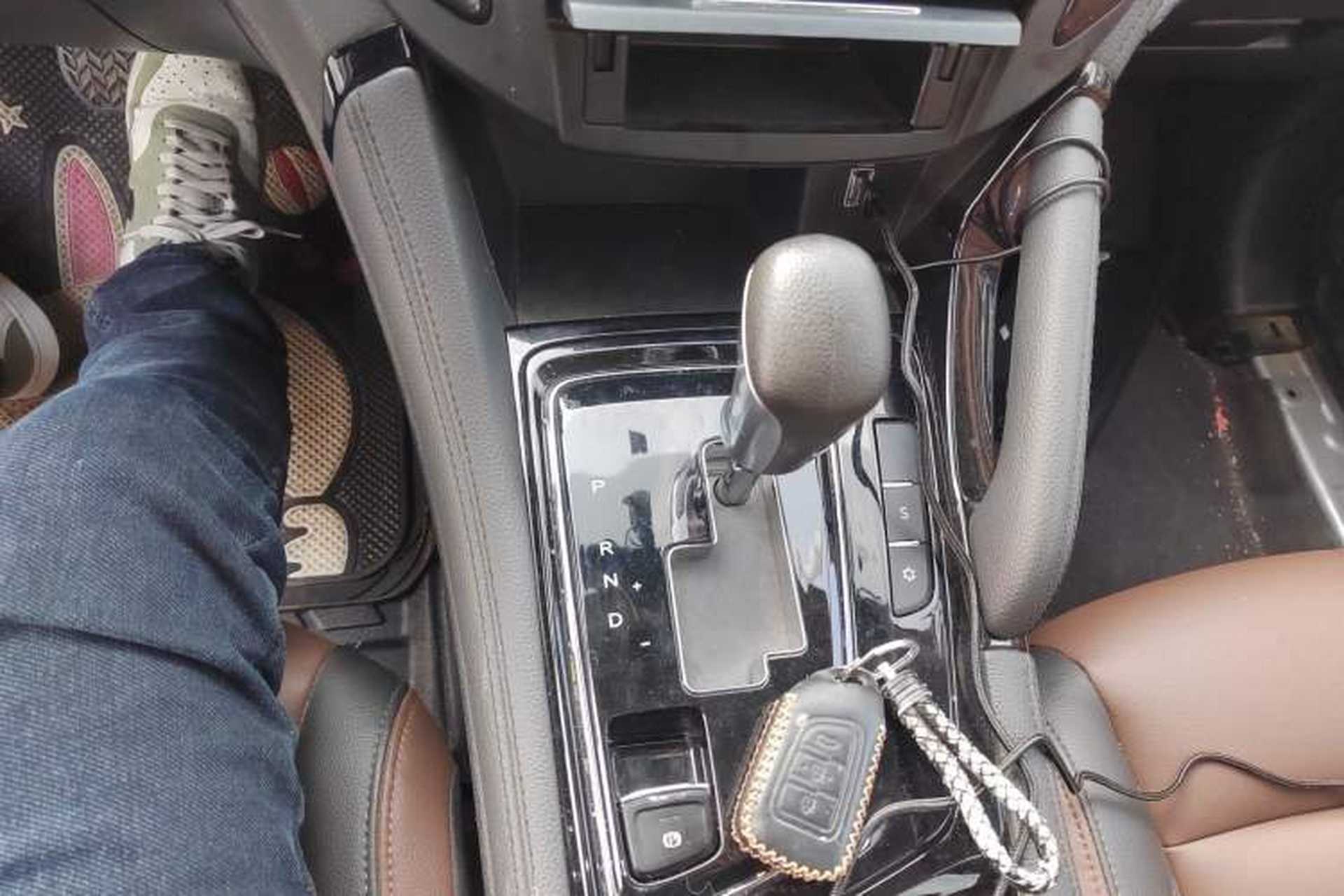 Used Dongfeng Aeolus AX7 2018 Classic 1.6T Automatic Luxury Model Gear Lever
