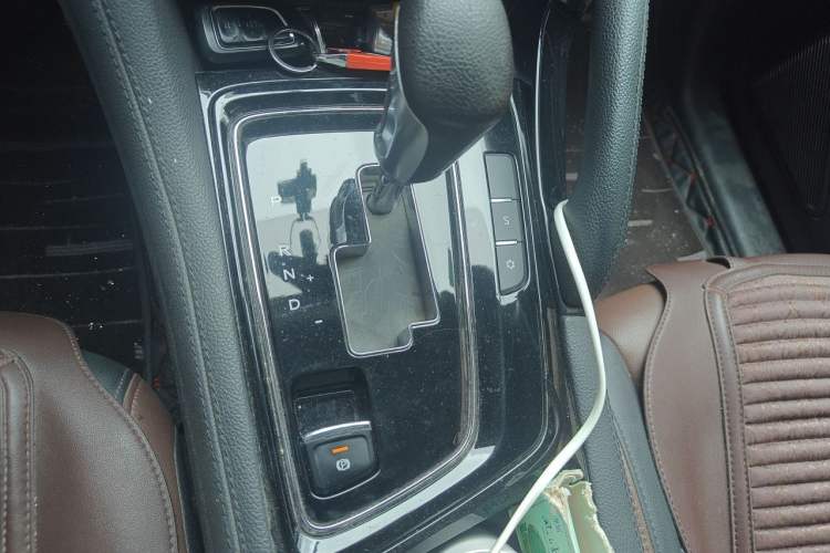 Used Dongfeng Aeolus AX7 2018 Classic 1.6T Automatic Prestige Model Gear Lever