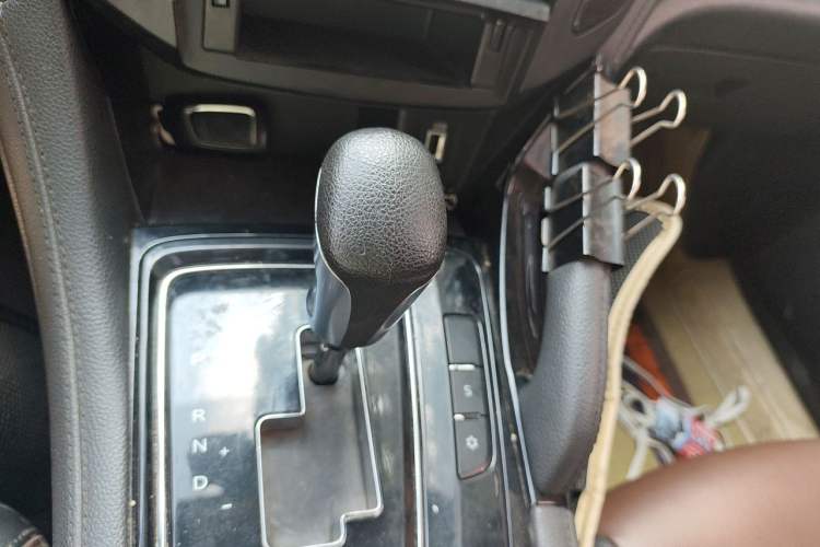 Used Dongfeng Aeolus AX7 2018 Classic 1.6T Automatic Luxury Model Gear Lever