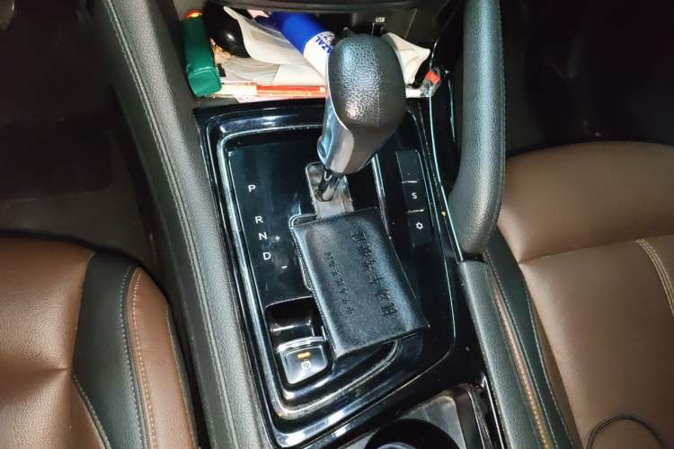 Used Dongfeng Aeolus AX7 2018 Classic 1.6T Automatic Luxury Model Gear Lever