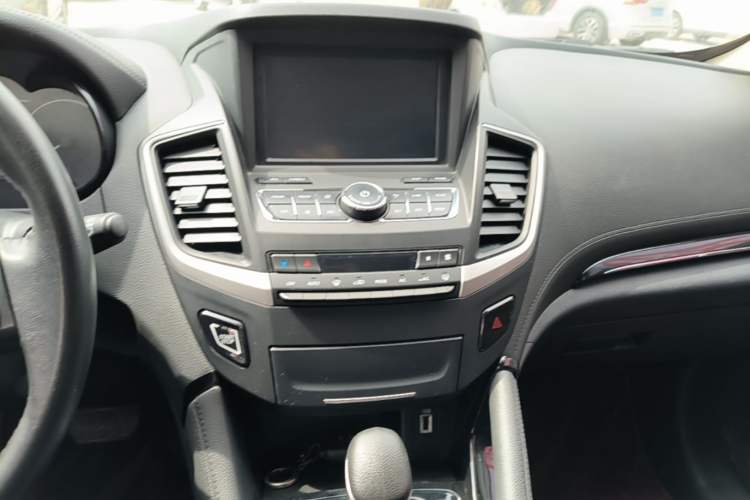 Used Dongfeng Aeolus AX7 2018 Classic 1.6T Automatic Luxury Model Audio And AC Panel