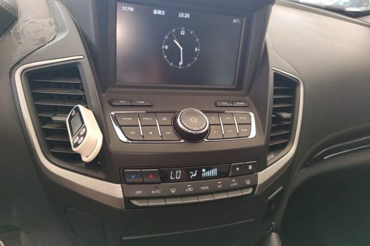 Used Dongfeng Aeolus AX7 2018 Classic 1.6T Automatic Elite Model Audio And AC Panel