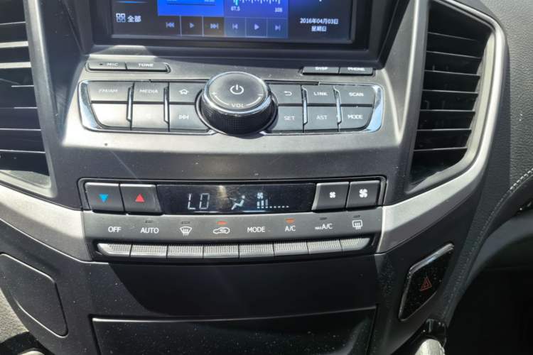 Used Dongfeng Aeolus AX7 2018 Classic 1.6T Automatic Elite Model Audio And AC Panel