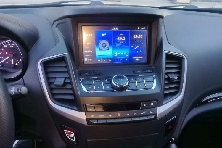 Used Dongfeng Aeolus AX7 2018 Classic 1.6T Automatic Luxury Model Audio And AC Panel