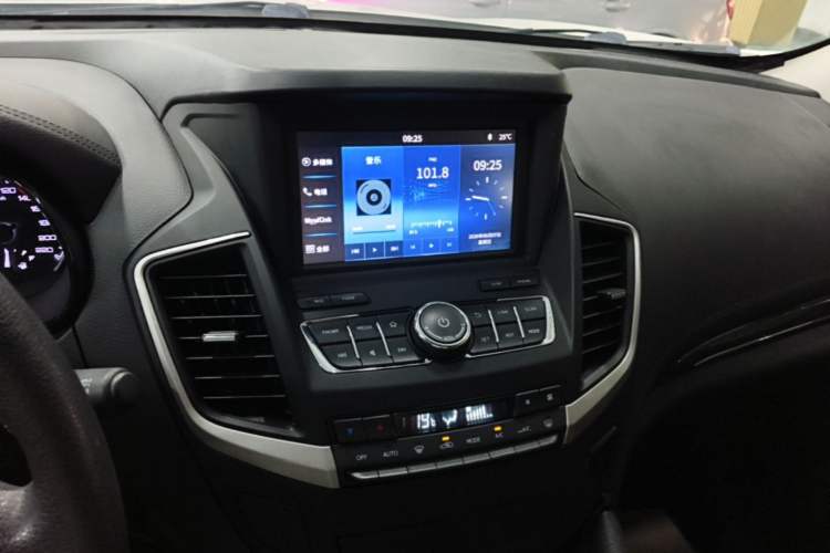 Used Dongfeng Aeolus AX7 2018 Classic 1.6T Automatic Elite Model Audio And AC Panel
