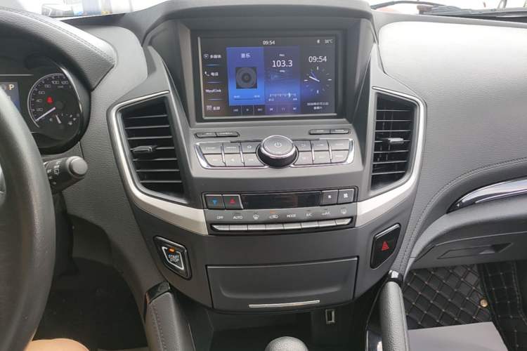 Used Dongfeng Aeolus AX7 2018 Classic 1.6T Automatic Luxury Model Audio And AC Panel