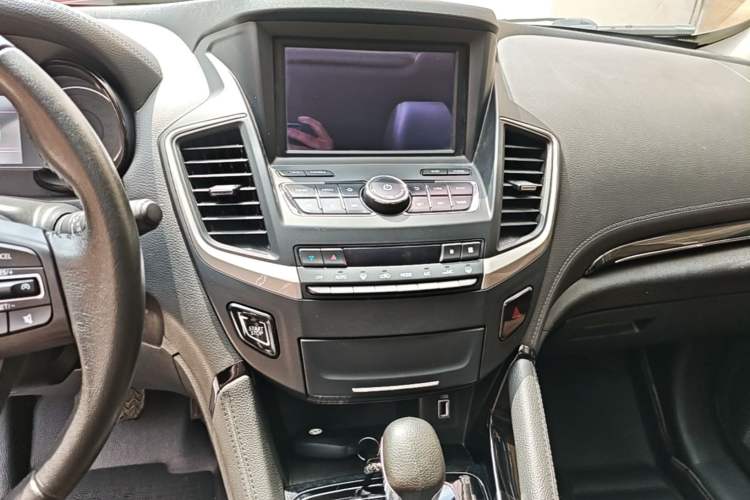 Used Dongfeng Aeolus AX7 2018 Classic 1.6T Automatic Luxury Model Audio And AC Panel
