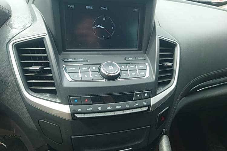 Used Dongfeng Aeolus AX7 2018 Classic 1.6T Automatic Elite Model Audio And AC Panel