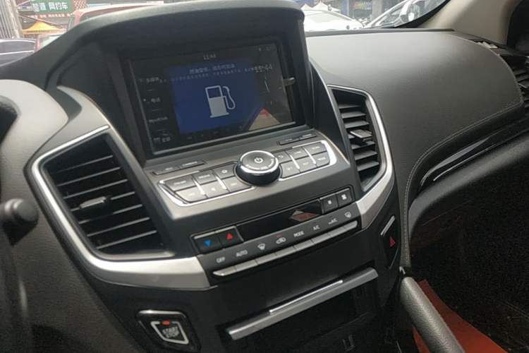 Used Dongfeng Aeolus AX7 2018 Classic 1.6T Automatic Luxury Model Audio And AC Panel