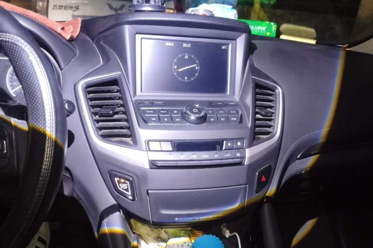 Used Dongfeng Aeolus AX7 2018 Classic 1.6T Automatic Luxury Model Audio And AC Panel