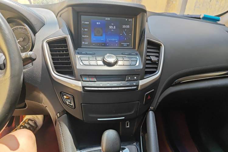 Used Dongfeng Aeolus AX7 2018 1.6T Automatic Luxury Special Edition Audio And AC Panel
