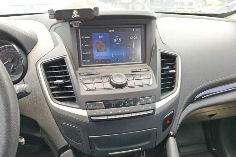 Used Dongfeng Aeolus AX7 2018 Classic 1.6T Automatic Elite Model Audio And AC Panel