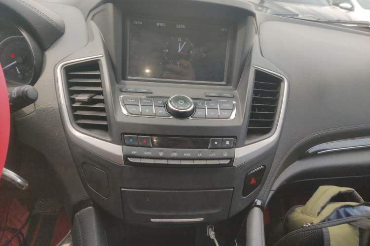 Used Dongfeng Aeolus AX7 2018 Classic 1.6T Automatic Elite Model Audio And AC Panel