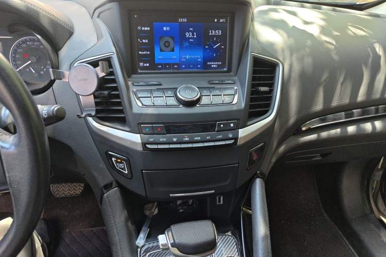 Used Dongfeng Aeolus AX7 2018 Classic 1.6T Automatic Luxury Model Audio And AC Panel