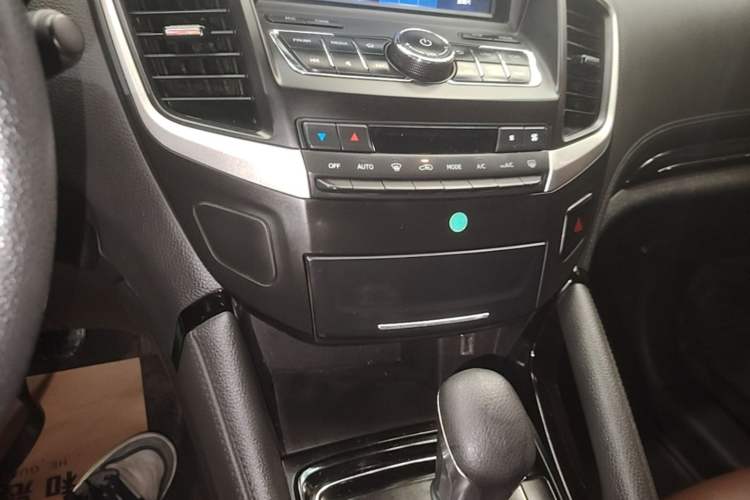 Used Dongfeng Aeolus AX7 2018 Classic 1.6T Automatic Elite Model Audio And AC Panel