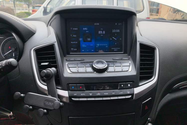 Used Dongfeng Aeolus AX7 2018 Classic 1.6T Automatic Elite Model Audio And AC Panel