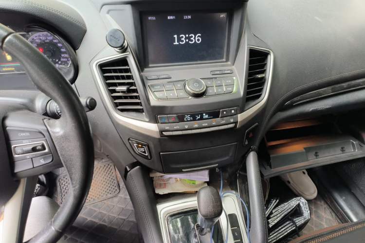 Used Dongfeng Aeolus AX7 2018 Classic 1.6T Automatic Luxury Model Audio And AC Panel