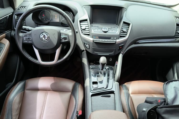Used Dongfeng Aeolus AX7 2018 Classic 1.6T Automatic Luxury Model Center Console