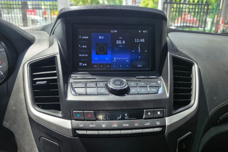 Used Dongfeng Aeolus AX7 2018 Classic 1.6T Automatic Elite Model Center Console