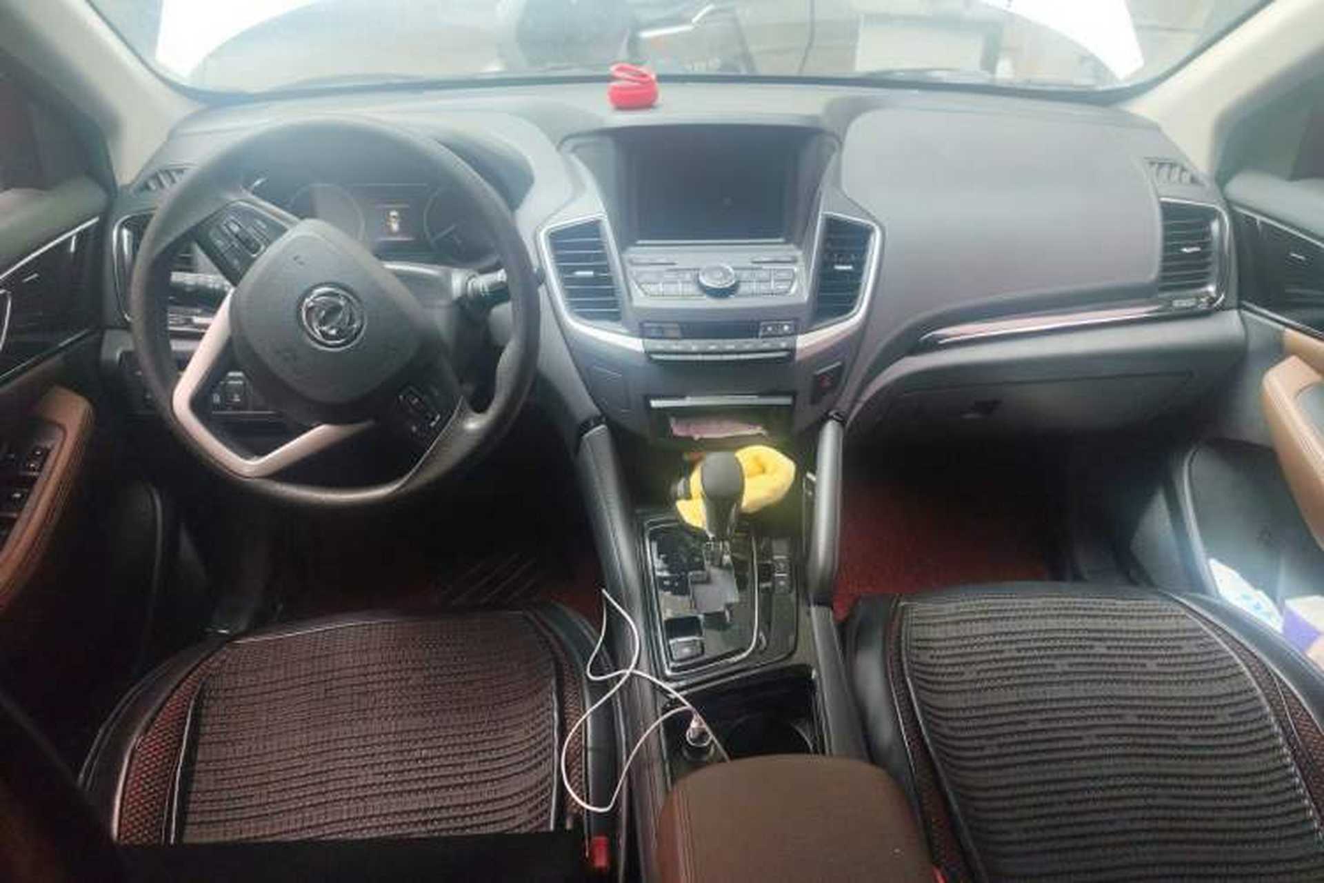 Used Dongfeng Aeolus AX7 2018 Classic 1.6T Automatic Elite Model Center Console