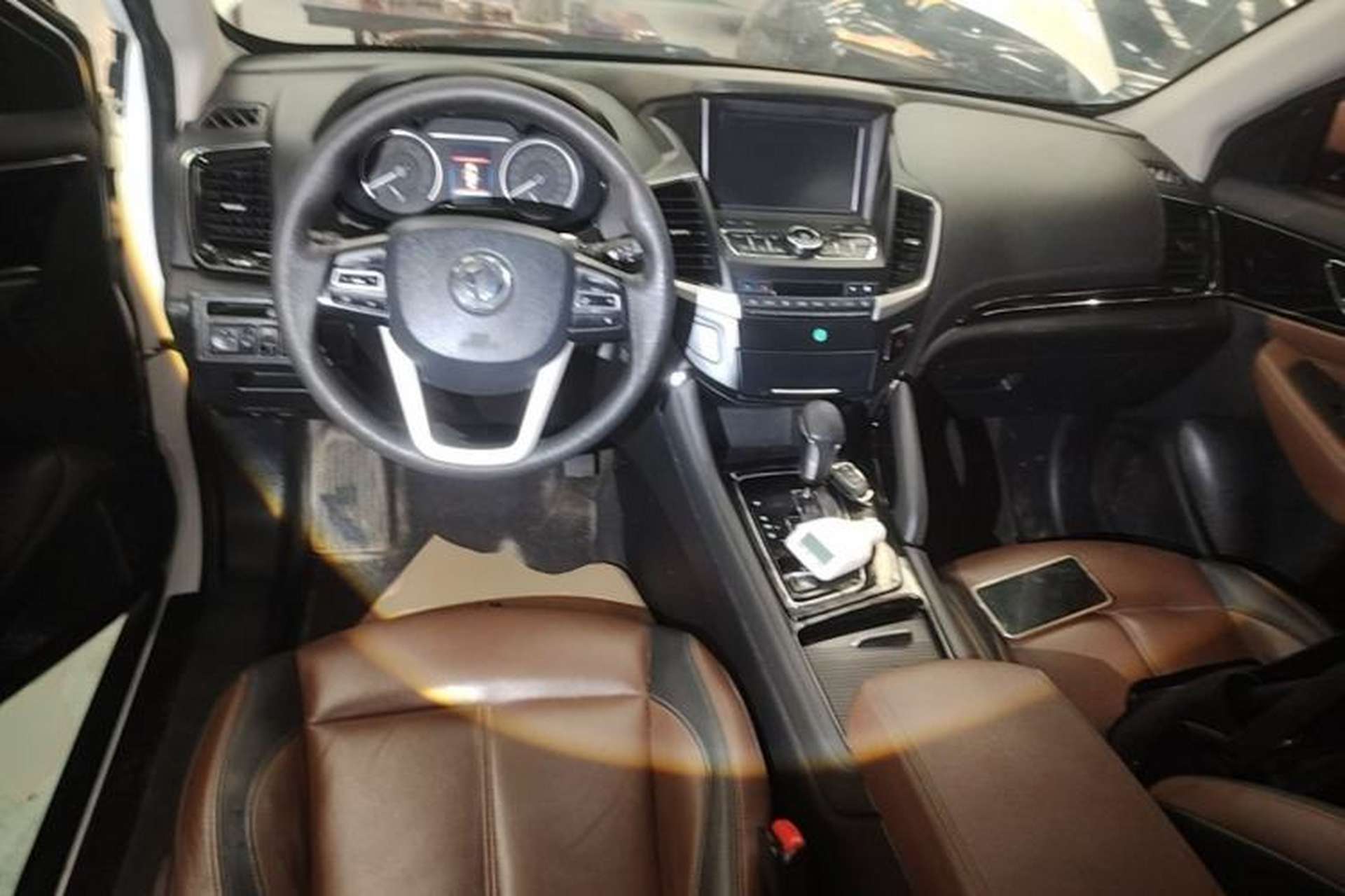 Used Dongfeng Aeolus AX7 2018 Classic 1.6T Automatic Elite Model Center Console