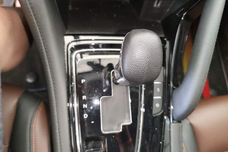 Used Dongfeng Aeolus AX7 2018 Classic 1.6T Automatic Elite Model Gear Lever