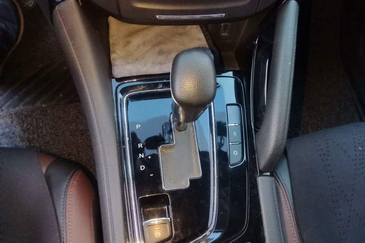 Used Dongfeng Aeolus AX7 2018 Classic 1.6T Automatic Luxury Model Gear Lever