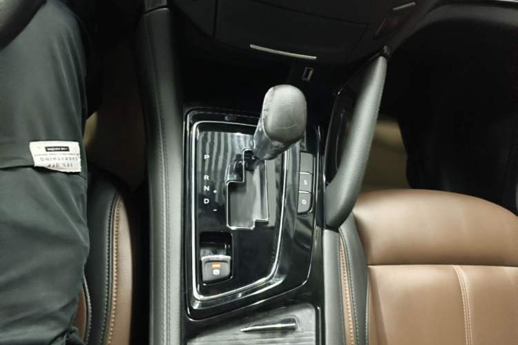 Used Dongfeng Aeolus AX7 2018 Classic 1.6T Automatic Elite Model Gear Lever