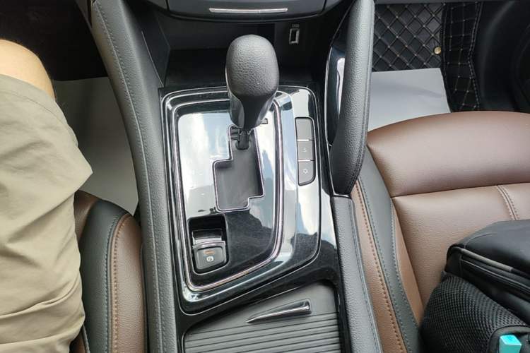 Used Dongfeng Aeolus AX7 2018 Classic 1.6T Automatic Luxury Model Gear Lever