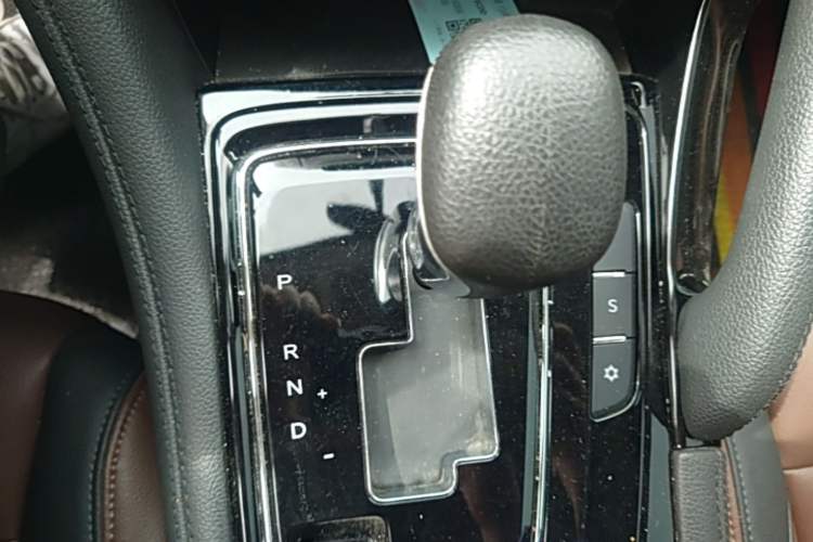 Used Dongfeng Aeolus AX7 2018 Classic 1.6T Automatic Elite Model Gear Lever