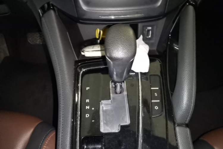 Used Dongfeng Aeolus AX7 2018 Classic 1.6T Automatic Luxury Model Gear Lever