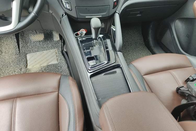 Used Dongfeng Aeolus AX7 2018 Classic 1.6T Automatic Luxury Model Gear Lever