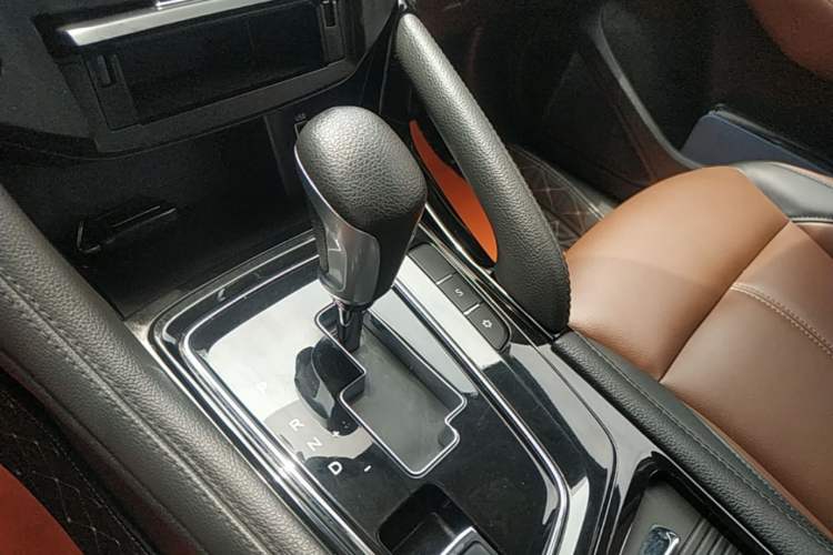Used Dongfeng Aeolus AX7 2018 Classic 1.6T Automatic Luxury Model Gear Lever