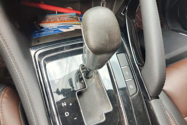 Used Dongfeng Aeolus AX7 2018 Classic 1.6T Automatic Luxury Model Gear Lever