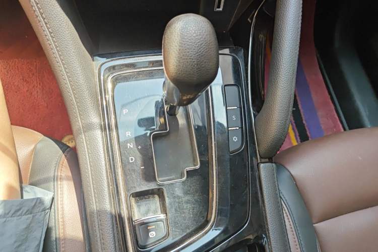 Used Dongfeng Aeolus AX7 2018 1.6T Automatic Luxury Special Edition Gear Lever