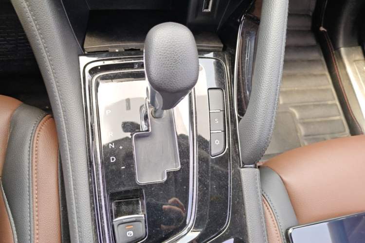Used Dongfeng Aeolus AX7 2018 Classic 1.6T Automatic Elite Model Gear Lever