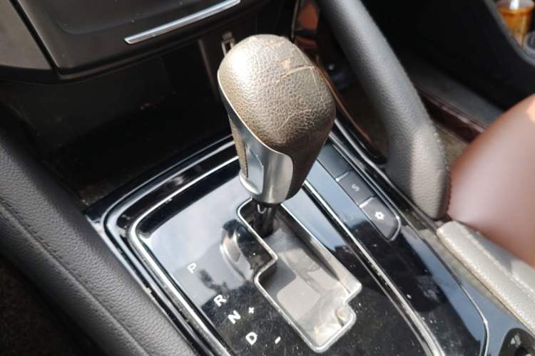 Used Dongfeng Aeolus AX7 2018 Classic 1.6T Automatic Luxury Model Gear Lever